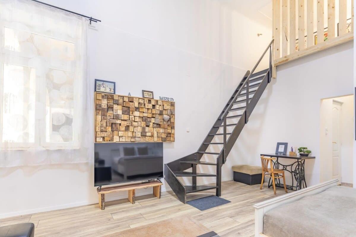 Rustic In The Downtown Apartment